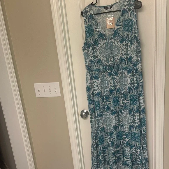 NWT BloomChic Teal and White Floral Maxi Dress - Picture 1 of 5